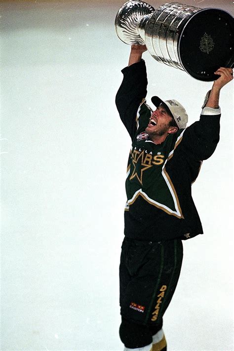 Mike Modano hoisting the Stanley Cup 6/20/1999 Hockey News, Nhl Hockey ...