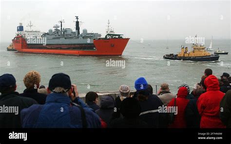 HMS NOTTINGHAM ARRIVES INTO PORTSMOUTH NAVAL BASE. PIC MIKE WALKER, 2002 Stock Photo - Alamy