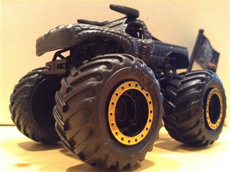 JULIAN'S HOT WHEELS BLOG: El Toro Loco Monster Jam Truck (2017 Black Out)