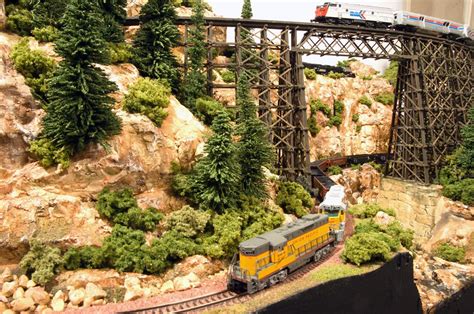 Train layout ho: Z scale model train layouts for sale