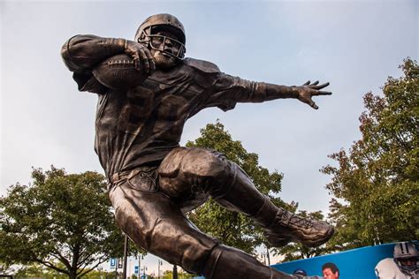 Barry Sanders’ legacy cemented: Lions reveal new statue outside of Ford ...