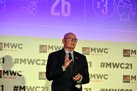 John Hoffman, director de GSMA, recibe la Medalla de Honor por el 250 aniversario de Foment del ...