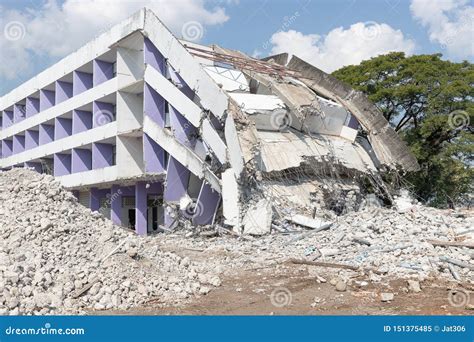 Old Building Collapse After Earthquake Wating To Demolish By Engineer ...