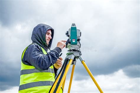 Geodesist Arbeitet Mit Tachymeter Auf Einer Baustelle Civi ...