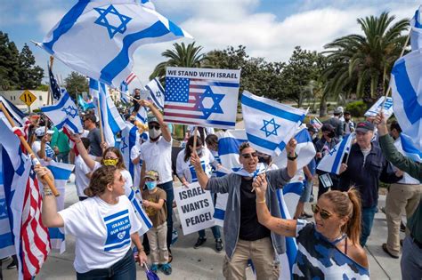 Pro-Israel demonstrators amass outside West LA federal building – Daily News