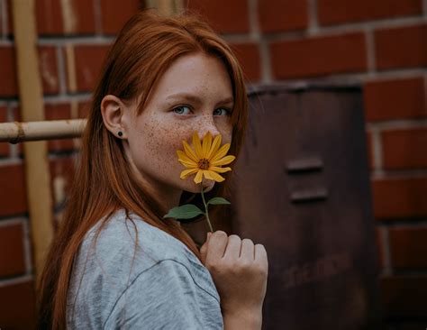 Wallpaper : flowers, redhead, freckles, women, model, portrait 2560x1978 - WallpaperManiac ...