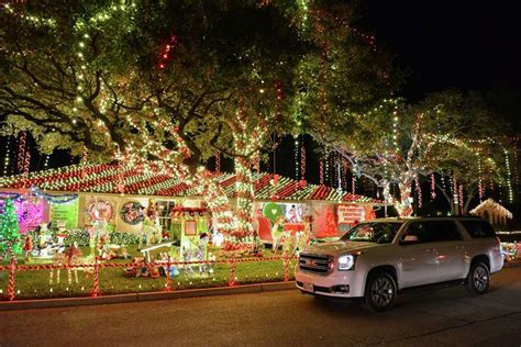 Where are the best neighborhoods around San Antonio to see Christmas lights?