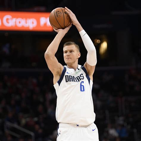 Mavericks' Kristaps Porzingis to Undergo MRI on Knee Injury After ...