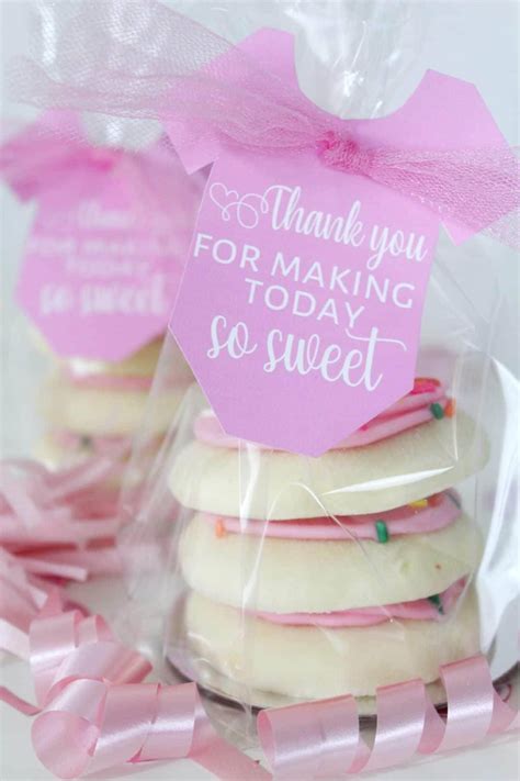 What to put in baby shower gift bags for guests? 27+ Awesome Ideas