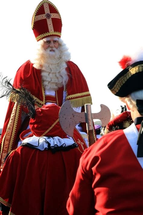 Santa Claus Around The World: Traditions of Christmas Around The World ...