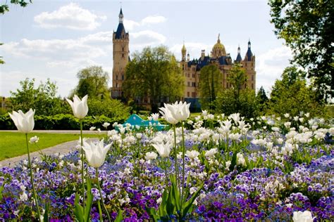 Schwerin Castle Gardens jigsaw puzzle in Flowers puzzles on TheJigsawPuzzles.com