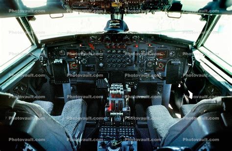 Boeing E-6B Mercury (Tacamo), Cockpit, Pilot, Avionics, Photo