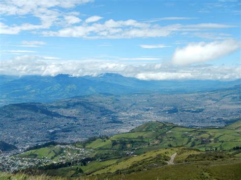 Quito, Ecuador from Pichincha Volcano [OC] [2,764x2,073] : CityPorn