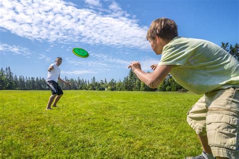 Meninos Que Jogam Um Frisbee Imagem de Stock - Imagem de movimento ...