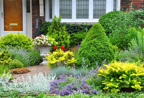 Top 10 Front Yard Landscaping Ideas - Birds and Blooms