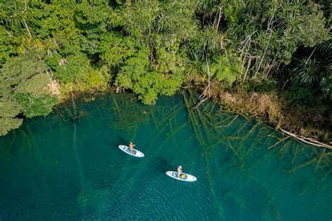 Lake Eacham in the Atherton Tablelands - Cairns-Tours