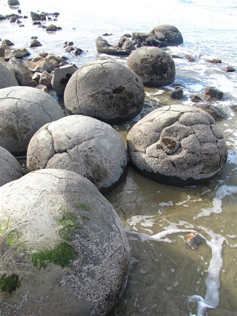 Adventure Bardsley: Moeraki Boulders at KoeKohe Beach