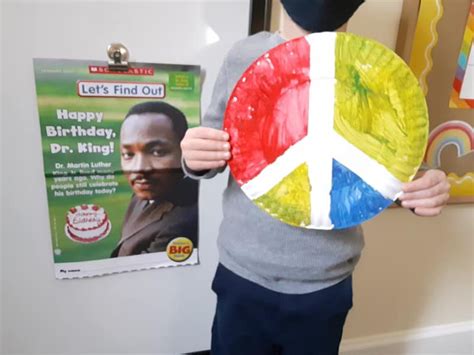 Making Peace Signs for Martin Luther King Jr. Day. TeachersMag.com