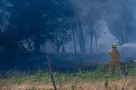 Hundreds flee, building destroyed as wildfire spreads to trees near Texas apartments | PBS News