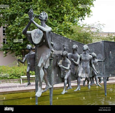 Pied Piper of Hamelin leading children statue Hamelin Germany Stock Photo - Alamy