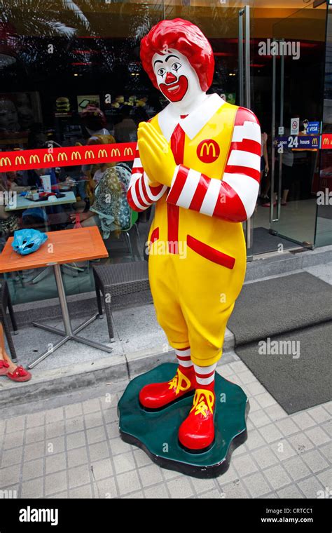 Ronald mcdonald statue making thai hi-res stock photography and images ...