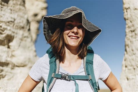 Woman traveling with backpack | rawpixel.com