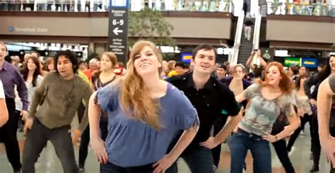 This 100-Person Flash Mob Dancing to a Swing Medley Surprises Holiday ...