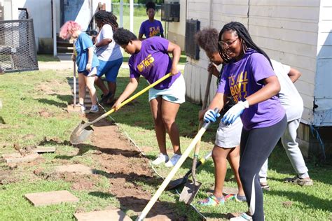 Williams Middle School students improve school, learn yard work