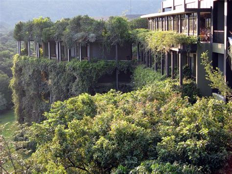 Kandalama Hotel designed by Geoffrey Bawa. | Eco holiday, Green architecture, Tropical architecture