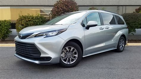 First Spin: 2021 Toyota Sienna | The Daily Drive | Consumer Guide®