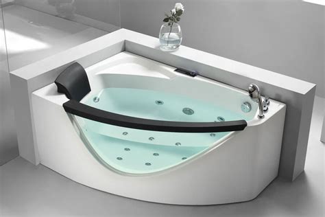 20 Best Small Bathtubs to Buy in 2021