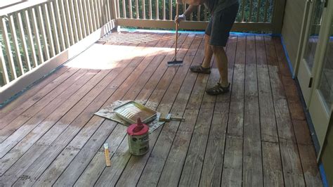 Decks.com. How to Stain a Deck