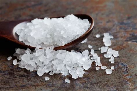 Kosher Salt vs Regular Salt - What's The Difference?