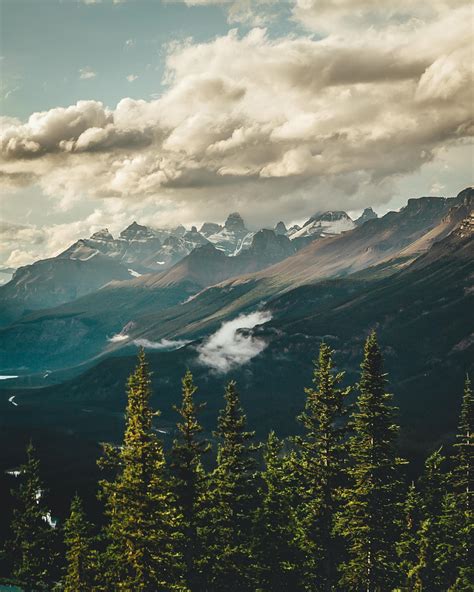 Graue Berge Unter Grauem Himmel Tagsüber · Kostenloses Stock Foto