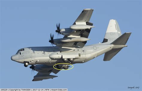 c 130 - What is the linkage connecting the body landing gear on the C-130? - Aviation Stack Exchange