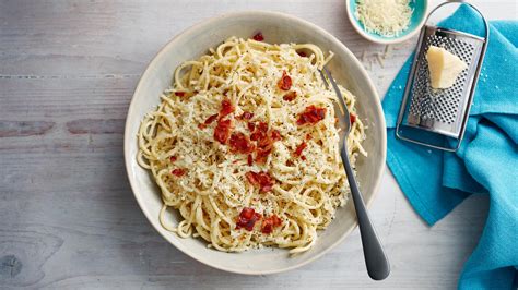 Jamie Oliver’s Spaghetti Carbonara Recipe - Cooking Fanatic