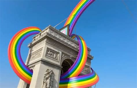 Mois des fiertés : L’Arc de Triomphe enrobé d'un drapeau LGBT+ ? Il s’agit d’une création 3D ...