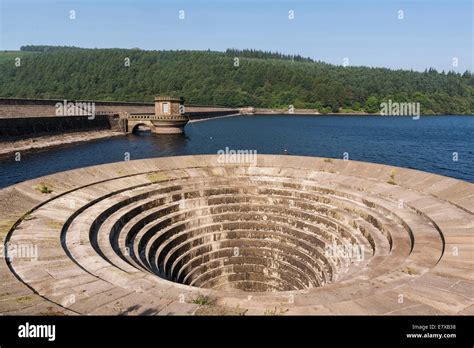 England Derbyshire, Ladybower reservoir & dam Stock Photo - Alamy