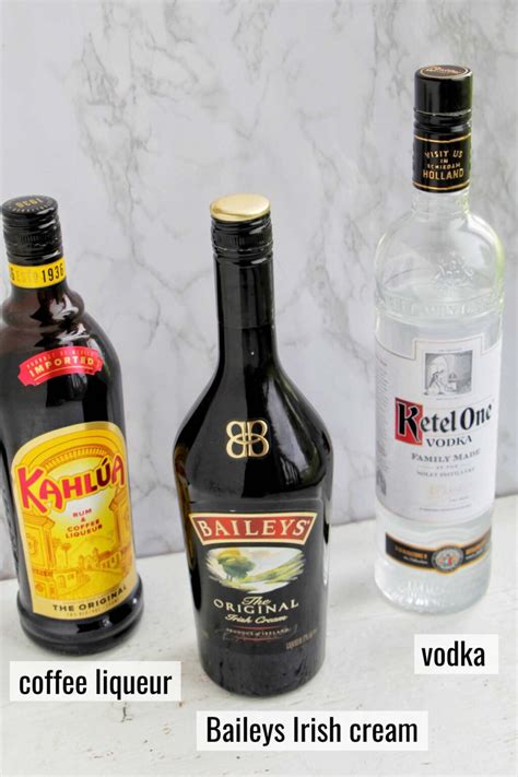 Baileys White Russian (3 Ingredients) - Homebody Eats