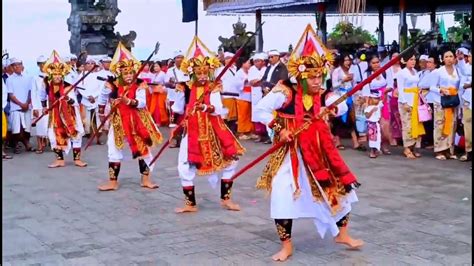 Tarian sakral ritual bali.tari baris - YouTube