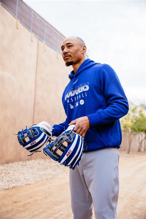 What Pros Wear: 12 Gloves I Need to See Immediately (Betts, Laureano, McCutchen, Donaldson ...