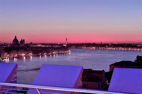 Live music aperitifs and dinners while looking at Venice from above ...