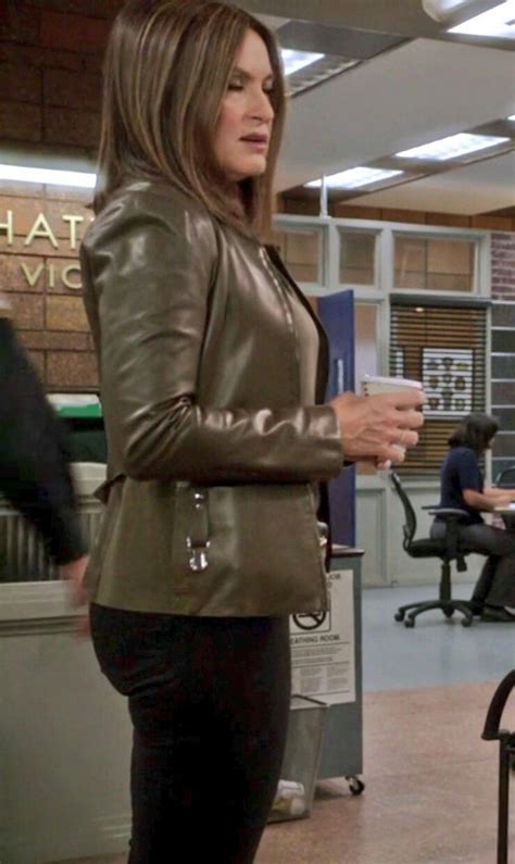 Olivia wearing a leather jacket #Hargileather | Olivia benson, Detetive, Series e filmes