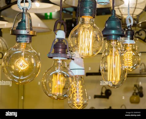 Ancienne ampoule Filament carbone, ambre lampe edison Photo Stock - Alamy