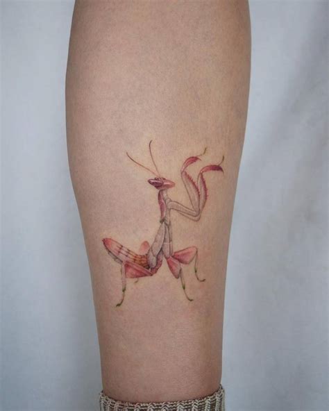 Micro-realistic praying mantis tattoo