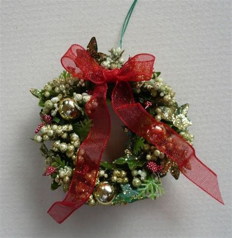 Festive Dollhouse Holiday Wreath | Dollhouse holiday, Holiday wreaths, Handmade miniatures