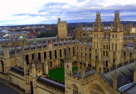 Oxford es una ciudad universitaria británica ubicada en el condado de Oxfordshire, en Inglaterra ...