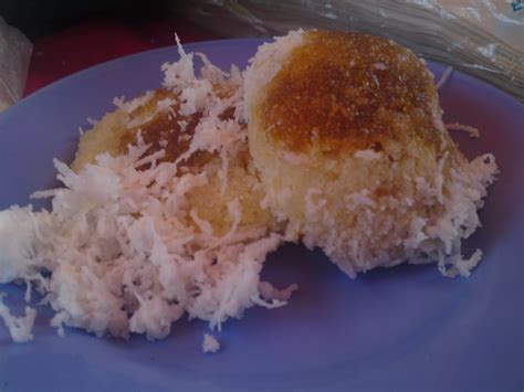 DARI DAPUR ORANG KAMPUNG: PUTU HALBA UBI KAYU