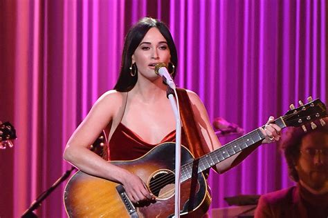 Kacey Musgraves Brings Acoustic Vibe to CMAs With 'Slow Burn'