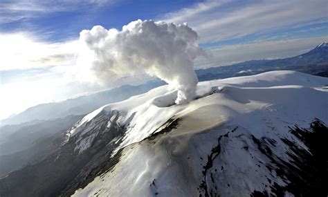 Colombia's Petro orders evacuation of 2,500 families from volcano area - EFE Noticias